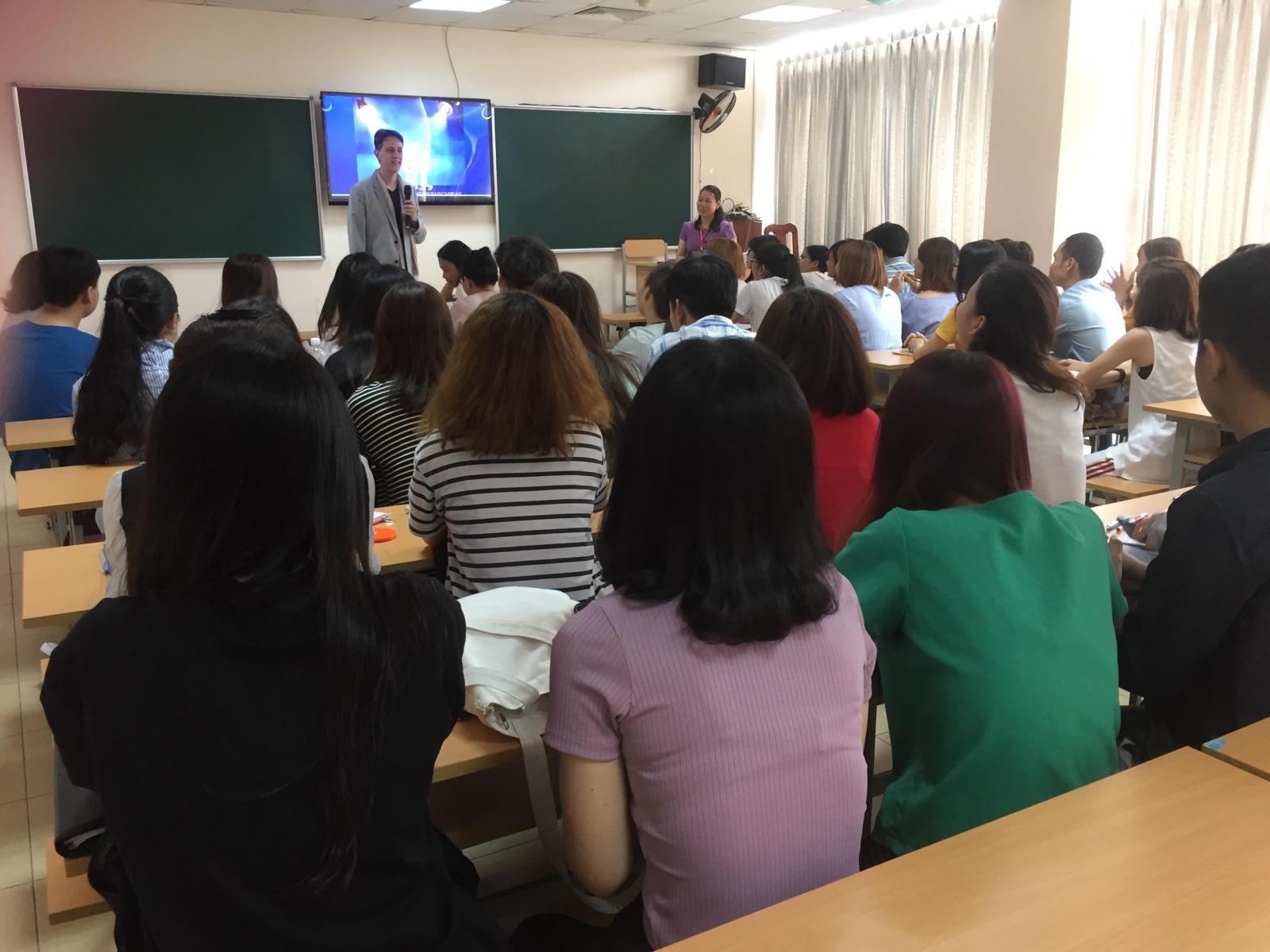 Dr John Stiles bắt đầu buổi học với lớp học phần đầu tiên